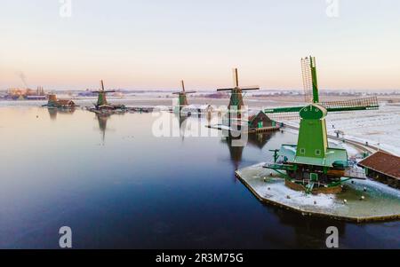 Vista sui droni nel villaggio dei mulini a vento di Zaanse Schans durante l'inverno con la neve nei Paesi Bassi Foto Stock