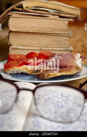 concetto di concentrazione e snack veloce durante la lettura e la scrittura Foto Stock