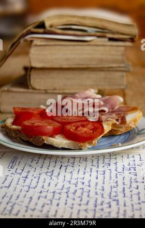 concetto di concentrazione e snack veloce durante la lettura e la scrittura Foto Stock