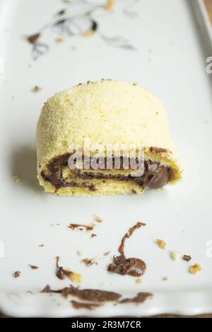 rotolo di vaniglia riempito con cioccolato fuso Foto Stock