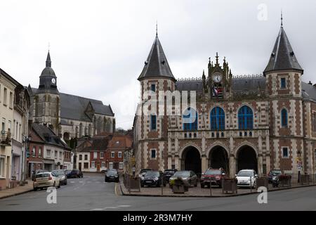 AUXI-LE-CHATEAU, FRANCIA, 6 APRILE 2023: Il Municipio di Auxi-le-Chateau, e la chiesa di San Martins nel Pas-de-Calais. Questa piccola città è il centro di a la Foto Stock