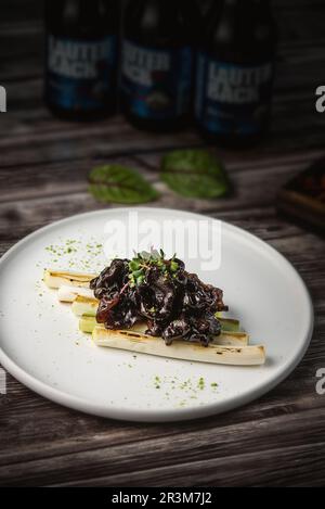 Fungo braised cervello scimmia（Fungo Nero） con ricetta di Scalioni Foto Stock