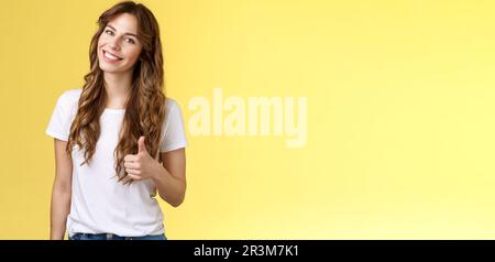 Complimenti. Felice carismatico bella europea femmina tilt testa sorridente ampiamente accettare la tua idea come satisf Foto Stock