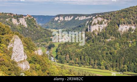 Valle del Danubio vicino a Beuron con il Castello di Werenwag Foto Stock
