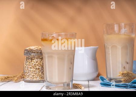 Orzo ghiacciato orzo orzo orzo orzo caffè latte, bevanda alternativa di caffè freddo con ghiaccio tritato e latte non latticini Foto Stock