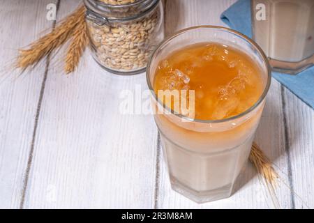 Orzo ghiacciato orzo orzo orzo orzo caffè latte, bevanda alternativa di caffè freddo con ghiaccio tritato e latte non latticini Foto Stock