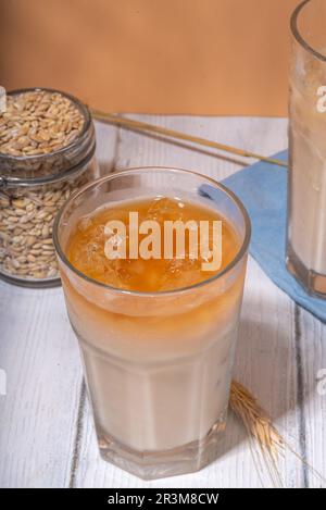 Orzo ghiacciato orzo orzo orzo orzo caffè latte, bevanda alternativa di caffè freddo con ghiaccio tritato e latte non latticini Foto Stock