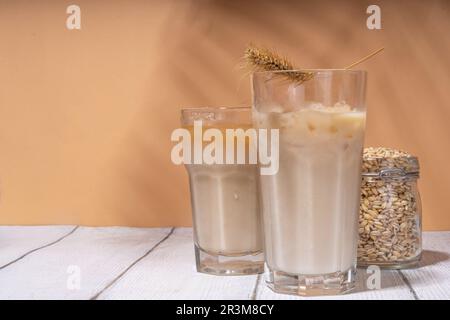 Orzo ghiacciato orzo orzo orzo orzo caffè latte, bevanda alternativa di caffè freddo con ghiaccio tritato e latte non latticini Foto Stock