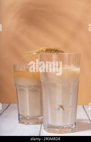 Orzo ghiacciato orzo orzo orzo orzo caffè latte, bevanda alternativa di caffè freddo con ghiaccio tritato e latte non latticini Foto Stock