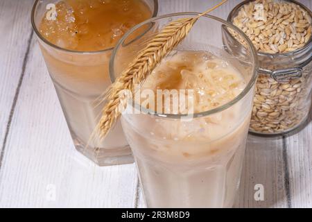 Orzo ghiacciato orzo orzo orzo orzo caffè latte, bevanda alternativa di caffè freddo con ghiaccio tritato e latte non latticini Foto Stock