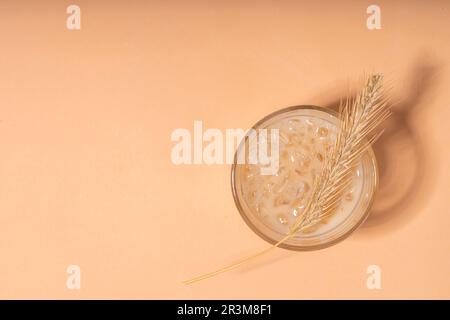 Orzo ghiacciato orzo orzo orzo orzo caffè latte, bevanda alternativa di caffè freddo con ghiaccio tritato e latte non latticini Foto Stock