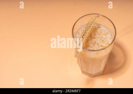 Orzo ghiacciato orzo orzo orzo orzo caffè latte, bevanda alternativa di caffè freddo con ghiaccio tritato e latte non latticini Foto Stock