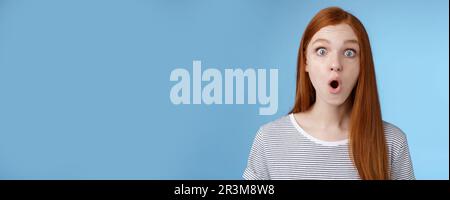 WOW omg affascinante. Impressionato sorpreso divertito buona-osservare redhead ragazza pieghevole labbra stupito occhi larghi storditi che reagiscono inc Foto Stock