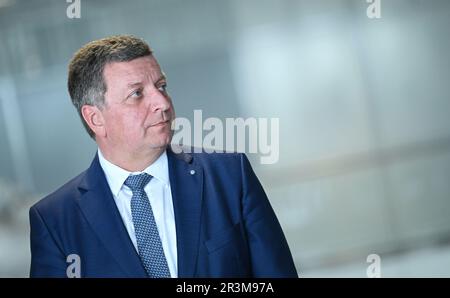 Monaco, Germania. 24th maggio, 2023. Christian Bernreiter (CSU), ministro dei Trasporti della Baviera, prima della presentazione di uno dei cinque nuovi sistemi di screening all'aeroporto di Monaco. I nuovi scanner utilizzano la moderna tecnologia "3D" per rendere lo screening più sicuro e veloce e molto più comodo per i passeggeri. Credit: Angelika Warmuth/dpa/Alamy Live News Foto Stock