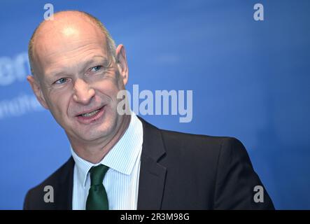 Monaco, Germania. 24th maggio, 2023. Jost Lammers, CEO dell'aeroporto, parla prima della presentazione di uno dei cinque nuovi sistemi di screening all'aeroporto di Monaco. I nuovi scanner utilizzano la moderna tecnologia "3D" per rendere lo screening più sicuro e veloce e molto più comodo per i passeggeri. Credit: Angelika Warmuth/dpa/Alamy Live News Foto Stock