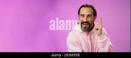Abbia idea grande ascoltare. Eccitato felice carismatico maschio sopportato ragazzo alzando le dita indice aggiungere suggerimento mostra eureka ge Foto Stock
