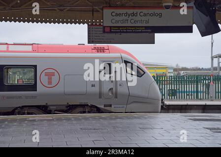 A New Transport for Wales Stadler Flirt treno Tri-mode Classe 756, appositamente costruito per TFW alla stazione ferroviaria centrale di Cardiff, marzo 2023 Foto Stock