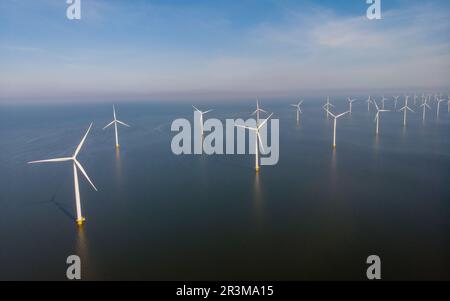 Parco dei mulini a vento con turbine a vento nei Paesi Bassi Foto Stock
