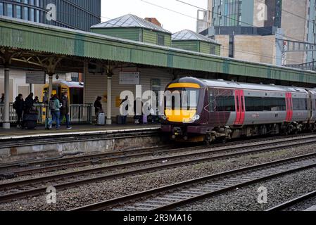 Un treno TurboStar EMR di classe 170 delle East Midlands alla stazione ferroviaria centrale di Cardiff, marzo 2023 Foto Stock