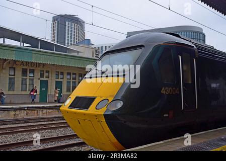 Un treno ad alta velocità Great Western Railway Class 43 HST si trova al binario della stazione ferroviaria centrale di Cardiff, Galles. Marzo 2023 Foto Stock