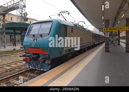 Treno passeggeri Trenitalia in attesa al binario della stazione ferroviaria di Genova Piazza Principe, Genova, Italia Foto Stock