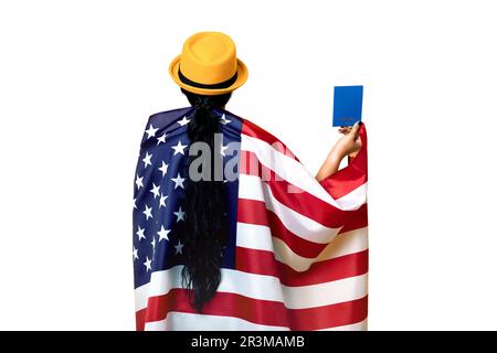 Ragazza si alza con la schiena e tiene la bandiera americana isolata su sfondo bianco, ragazza in cappello alla moda con bandiera USA, donna in possesso di passaporto in h Foto Stock