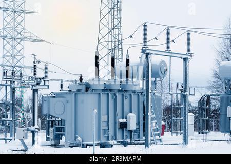 Sottostazione del trasformatore ad alta tensione in inverno Foto Stock