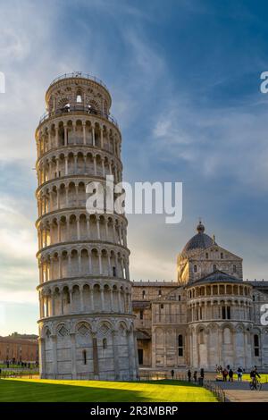 La Torre Pendente di Pisa e il Duomo in calda luce serale Foto Stock
