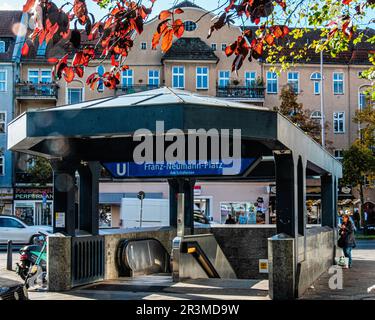 U Franz-Neumann-Platz, Residenzstraße e Markstraße, Reinickendorf, Berlino. Appartamenti e ingresso alla stazione della metropolitana U-bahn Foto Stock