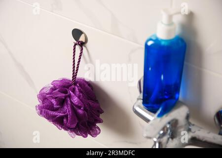 Doccia viola e bottiglia di gel per il lavaggio del corpo in bagno Foto Stock