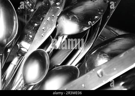 Lavaggio cucchiai d'argento, forcelle e coltelli, primo piano Foto Stock