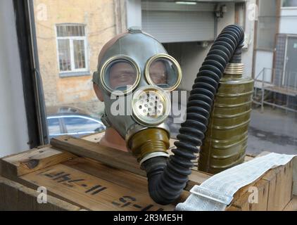 Realizzato in Ucraina maschera a gas posto su una cassa di legno Foto Stock