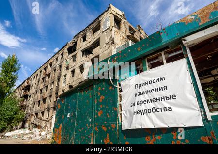 Annuncio in russo ci scusiamo per il disagio temporaneo sulla strada di una città Ucraina distrutta Foto Stock