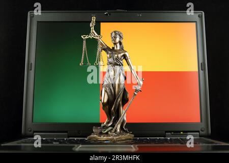 Simbolo della legge e della giustizia con Benin Flag sul notebook. Foto da studio. Foto Stock