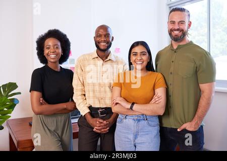 Ritratto di giovani diversi start up team, abbigliamento casual in moderno ufficio tecnologico Foto Stock