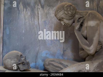 Statua su una vecchia tomba - inizio 1800, marmo - situata nel cimitero di Genova, Italia Foto Stock