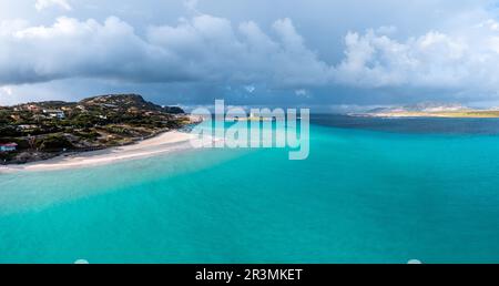 Vista sulla Spiaggia la Pelosa con il campanile Pelosa vicino Stintino in Sardegna Foto Stock