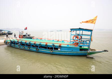 Tradizionale barca di legno locale ormeggiata sul fiume Brahmaputra vicino alla città di Guwahati, Assam, India Foto Stock