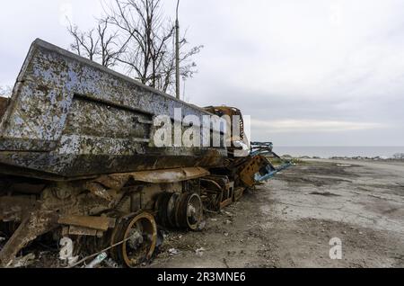 Automobili bruciate e edifici distrutti del laboratorio di Azovstal a Mariupol Foto Stock