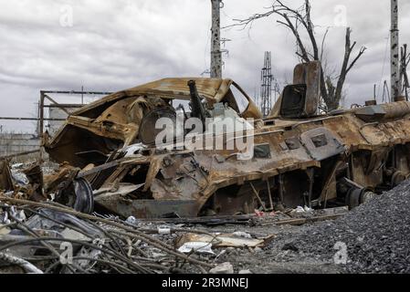 Burnt Tank e distrutto edifici del negozio Azovstal stabilimento di Mariupol Foto Stock