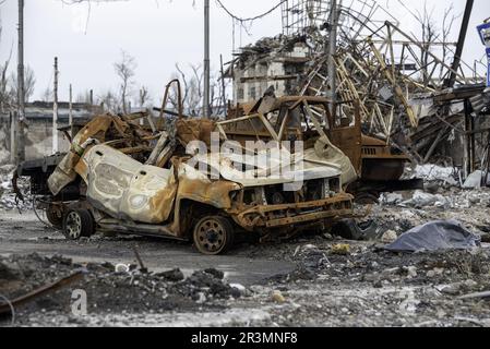 Automobili bruciate e edifici distrutti del laboratorio di Azovstal a Mariupol Foto Stock