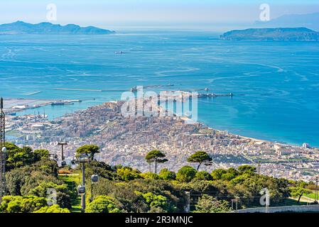 Vista panoramica della città di Trapani sul versante occidentale della Sicilia Foto Stock