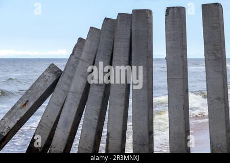 Pilastri in cemento come parte di una struttura frangiflutti rotta, costa del Mar Baltico, Svetlogorsk, Kaliningrad Oblast, Russia Foto Stock