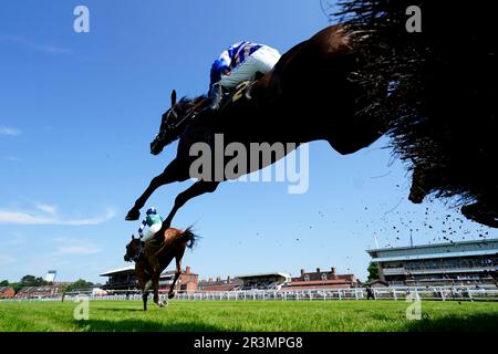 Corridori e cavalieri in azione mentre competono nella barriera handicap del Logicor Warwickshire Novices all'ippodromo di Warwick. Data immagine: Mercoledì 24 maggio 2023. Foto Stock