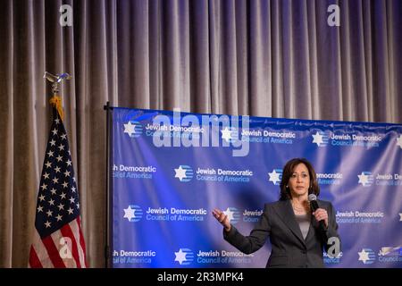 Washington, Stati Uniti. 24th maggio, 2023. Il Vice Presidente degli Stati Uniti Kamala Harris fa le sue osservazioni al Consiglio di Amministrazione del Consiglio democratico Ebraico d'America e al Convento della Nuova Leadership a Washington, DC mercoledì 24 maggio 2023. Credit: Julia Nikhinson/Pool via CNP Credit: Abaca Press/Alamy Live News Foto Stock