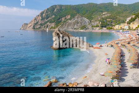 Spiaggia di ciottoli Monterosso vacanze Sedie e ombrelloni sulla spiaggia delle cinque Terre. Foto Stock