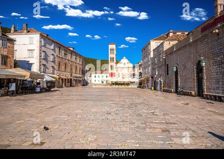 Piazza Pjaca storica nella città di Hvar, l'arcipelago della Dalmazia di Croazia Foto Stock