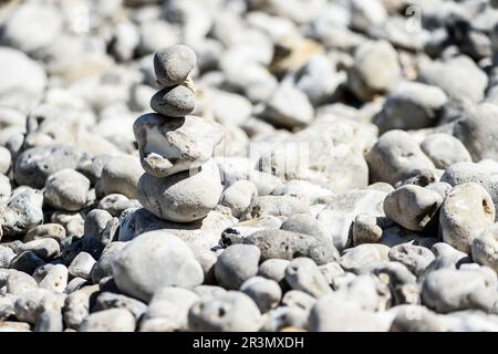 Yport, la spiaggia di ciottoli, la piccola barca e le scogliere di fronte al Mare del Nord - pile di ciottoli | Yport a quelques kilometri d'Etretat sur la cot Foto Stock