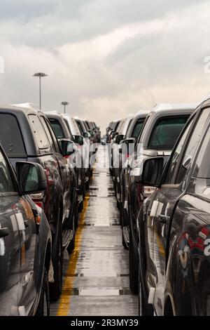 Automobili importate allineate al porto di Southampton, Regno Unito, dopo essere salite da una nave da trasporto Foto Stock