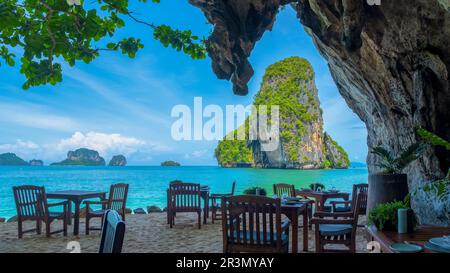 Spiaggia di Railay Krabi Thailandia, spiaggia tropicale di Railay Krabi con un ristorante in una grotta sulla spiaggia Foto Stock